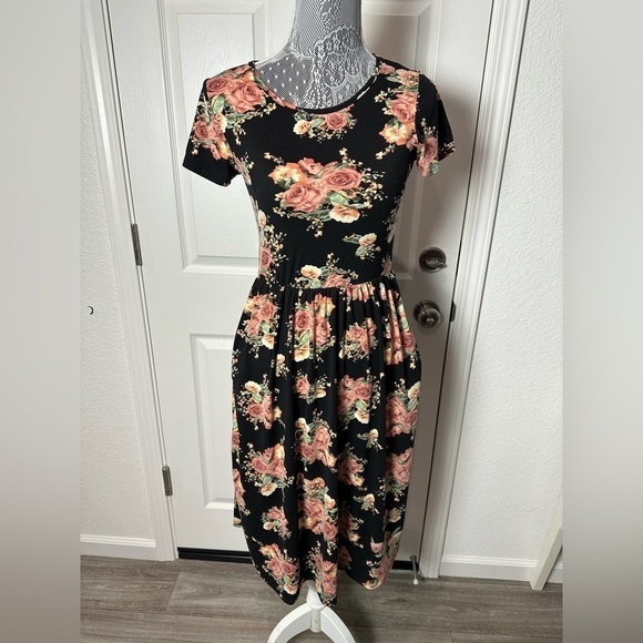 Reb & J Dresses & Skirts - Reb & J, Small, Floral, Black, MIDI Dress.